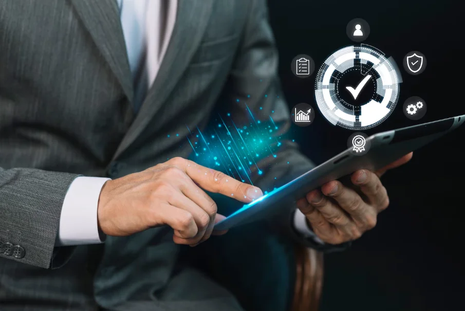 Consultor digital utilizando herramientas tecnológicas para optimizar procesos empresariales en una consultoría de transformación digital
