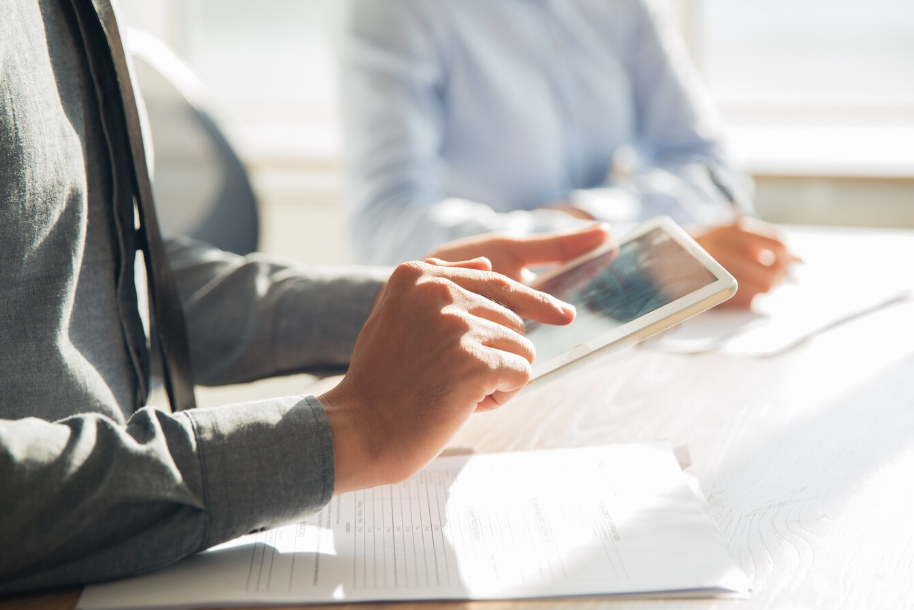 Profesional usando una tablet para analizar soluciones digitales en una consultoría tecnológica