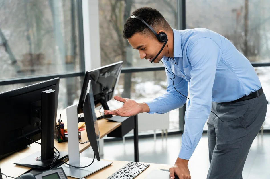 Personal gestionando tecnología con el servicio de outsourcing IT en Devinsa Consulting.