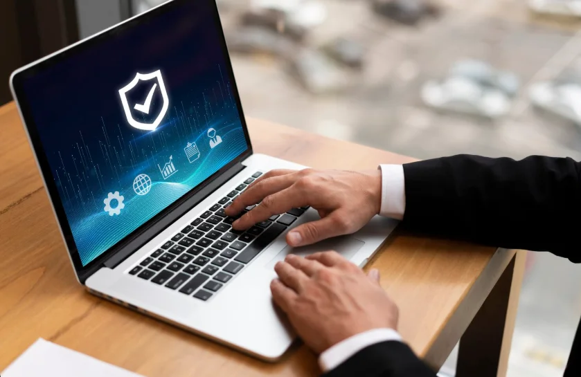 Profesional gestionando IT security services en un portátil para proteger datos empresariales